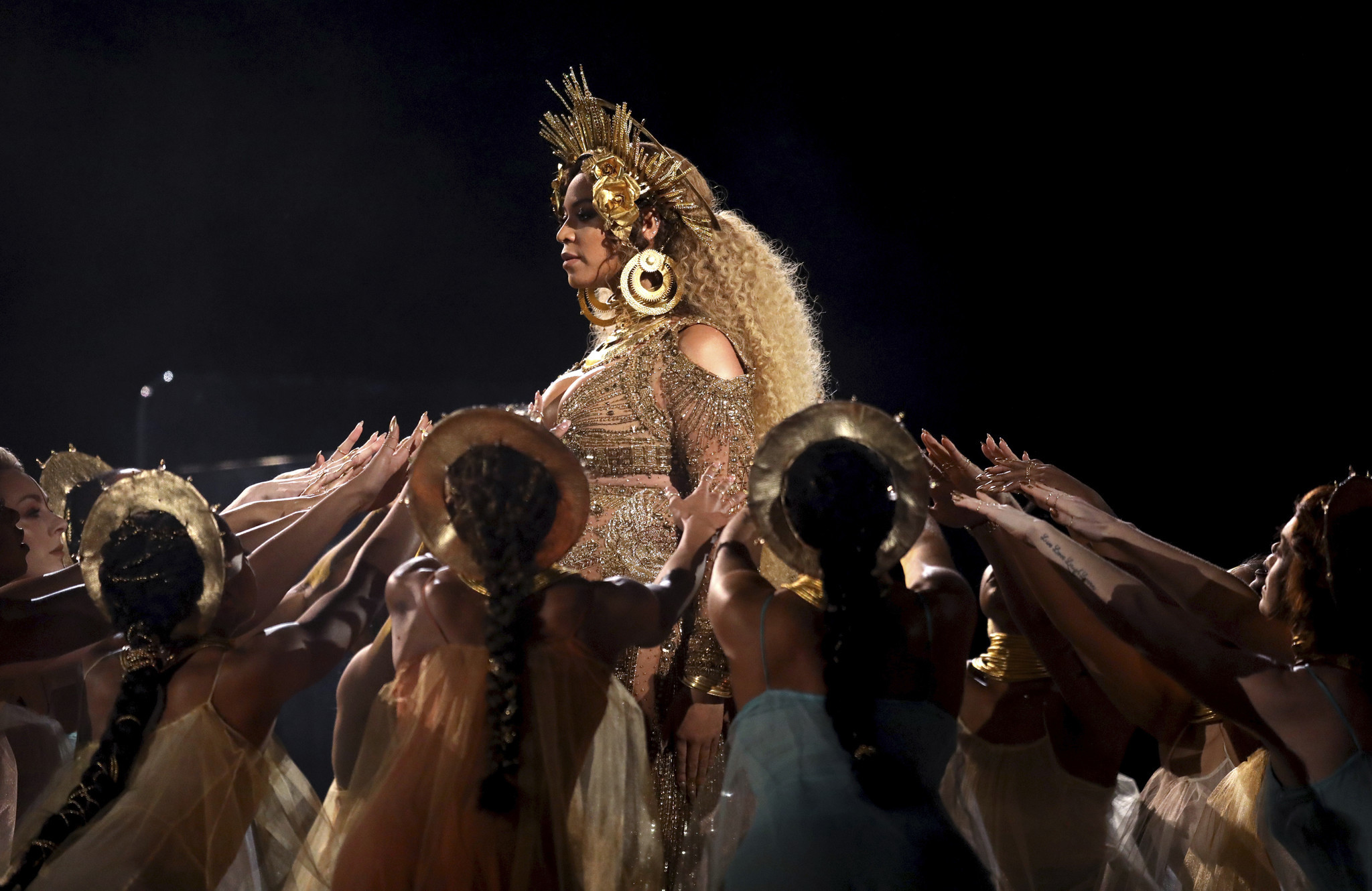 la-et-ms-beyonce-at-the-2017-grammy-awards-pic-001 la-et-ms-beyonce-at-the-2017-grammy-awards-pic-001 Watch Beyonce’s Beautiful Grammy Performance la et ms beyonce at the 2017 grammy awards pic 001